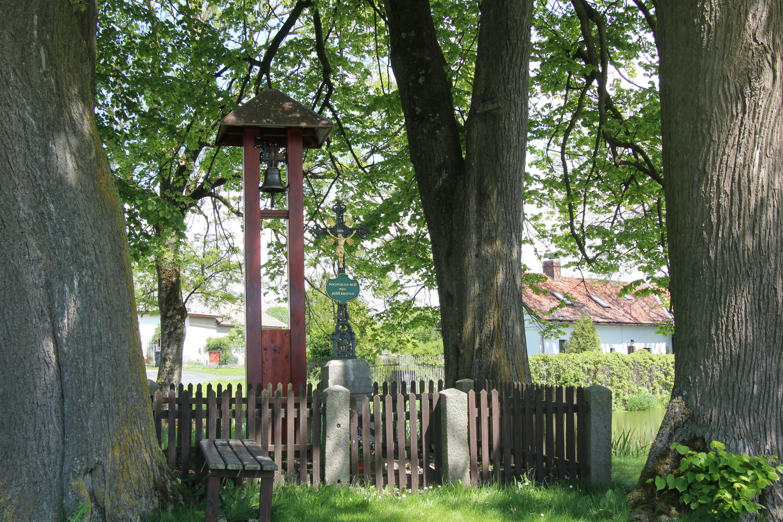 Zvonička a kříž ve Veselé